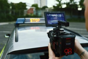 Kamera filmt Cop-Auto